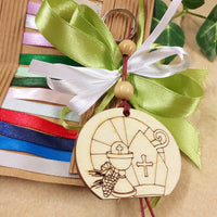 colori e verde bianco segnaposto targhetta simboli Calice uva spighe Mitria Croce pastorale ciondolo tag legno Comunione Cresima insieme entrambe cerimonie pirografia bomboniere sacre religiose portachiavi perline cordino coccarda fiocco