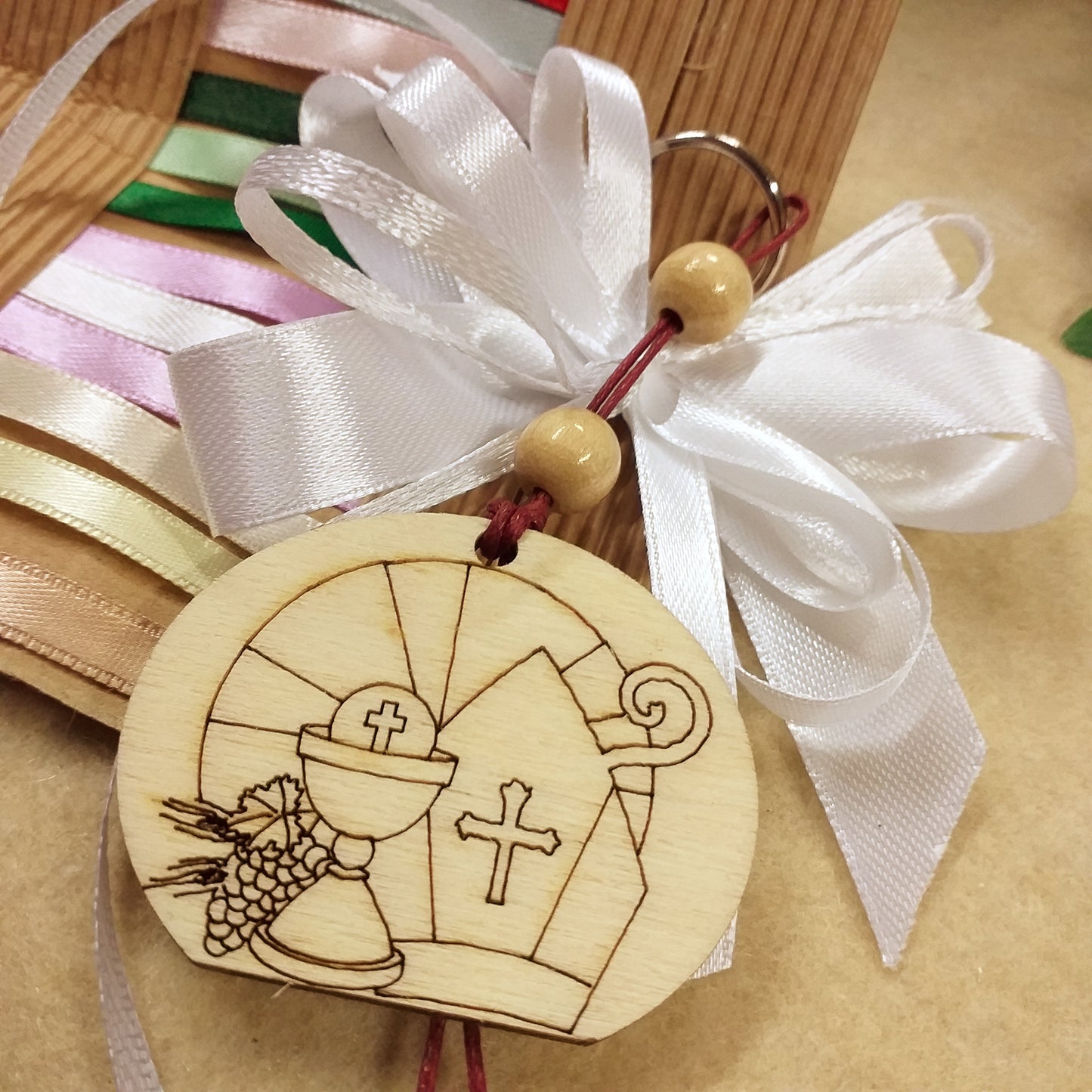 colori e bianco segnaposto targhetta simboli Calice uva spighe Mitria Croce pastorale ciondolo tag legno Comunione Cresima insieme entrambe cerimonie pirografia bomboniere sacre religiose portachiavi perline cordino coccarda fiocco