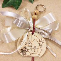 crema grigio-perla segnaposto targhetta simboli Calice uva spighe Mitria Croce pastorale ciondolo tag legno Comunione Cresima insieme entrambe cerimonie pirografia bomboniere sacre religiose portachiavi perline cordino coccarda fiocco
