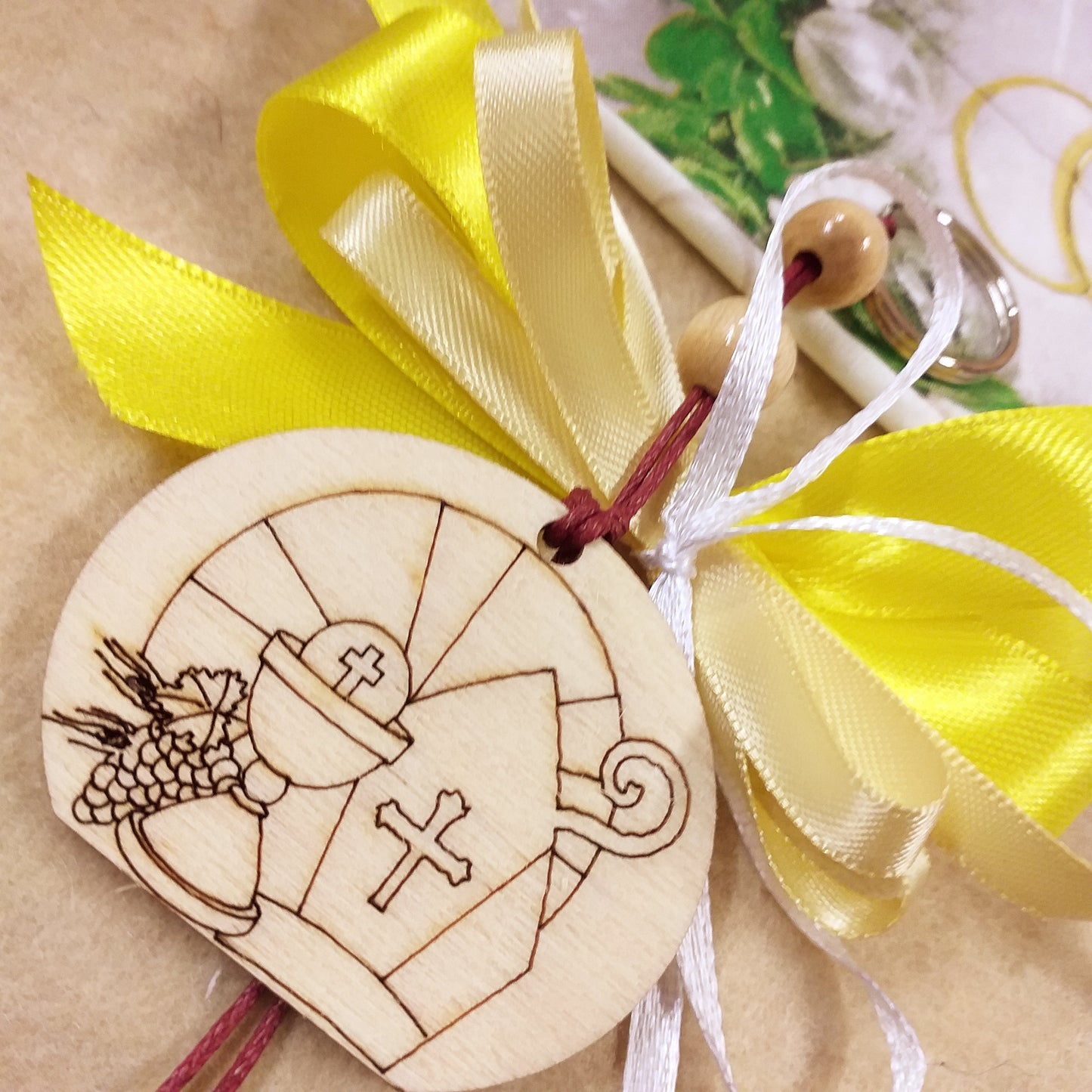 segnaposto targhetta simboli Calice uva spighe Mitria Croce pastorale ciondolo tag legno Comunione Cresima insieme entrambe cerimonie pirografia bomboniere sacre religiose portachiavi perline cordino coccarda fiocco giallo