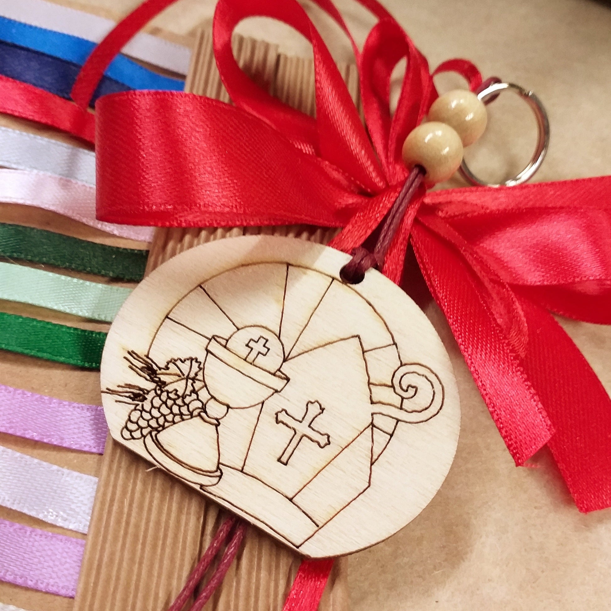 colori e rosso segnaposto targhetta simboli Calice uva spighe Mitria Croce pastorale ciondolo tag legno Comunione Cresima insieme entrambe cerimonie pirografia bomboniere sacre religiose portachiavi perline cordino coccarda fiocco