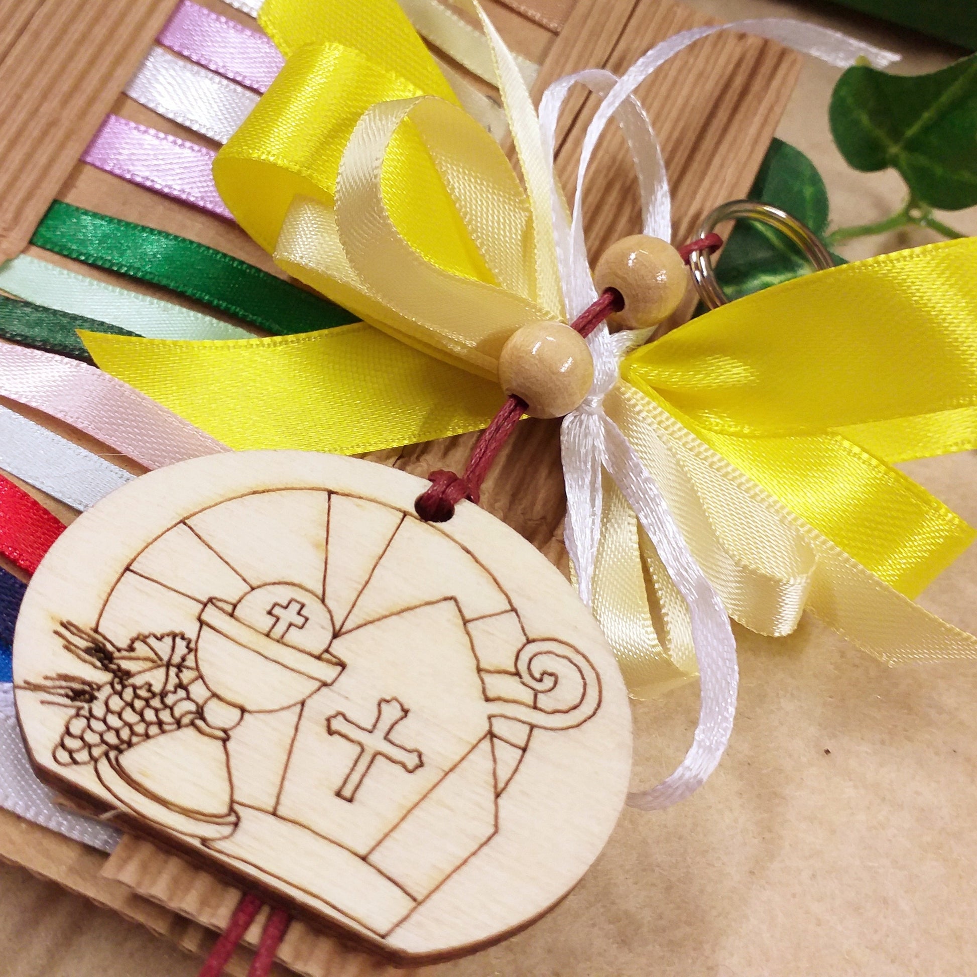 colori e giallo segnaposto targhetta simboli Calice uva spighe Mitria Croce pastorale ciondolo tag legno Comunione Cresima insieme entrambe cerimonie pirografia bomboniere sacre religiose portachiavi perline cordino coccarda fiocco