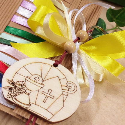 colori e giallo segnaposto targhetta simboli Calice uva spighe Mitria Croce pastorale ciondolo tag legno Comunione Cresima insieme entrambe cerimonie pirografia bomboniere sacre religiose portachiavi perline cordino coccarda fiocco