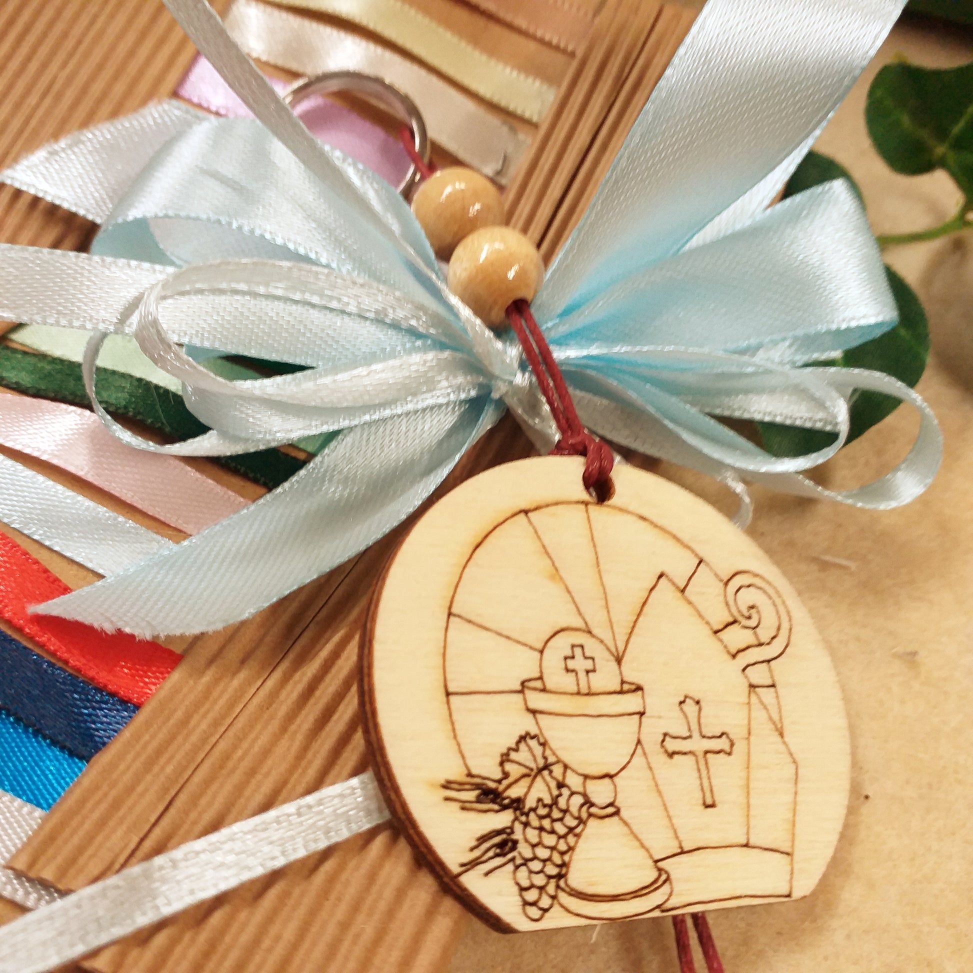 colori e azzurro celeste segnaposto targhetta simboli Calice uva spighe Mitria Croce pastorale ciondolo tag legno Comunione Cresima insieme entrambe cerimonie pirografia bomboniere sacre religiose portachiavi perline cordino coccarda fiocco