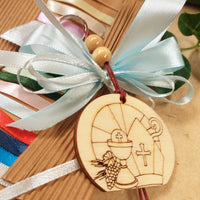 colori e azzurro celeste segnaposto targhetta simboli Calice uva spighe Mitria Croce pastorale ciondolo tag legno Comunione Cresima insieme entrambe cerimonie pirografia bomboniere sacre religiose portachiavi perline cordino coccarda fiocco