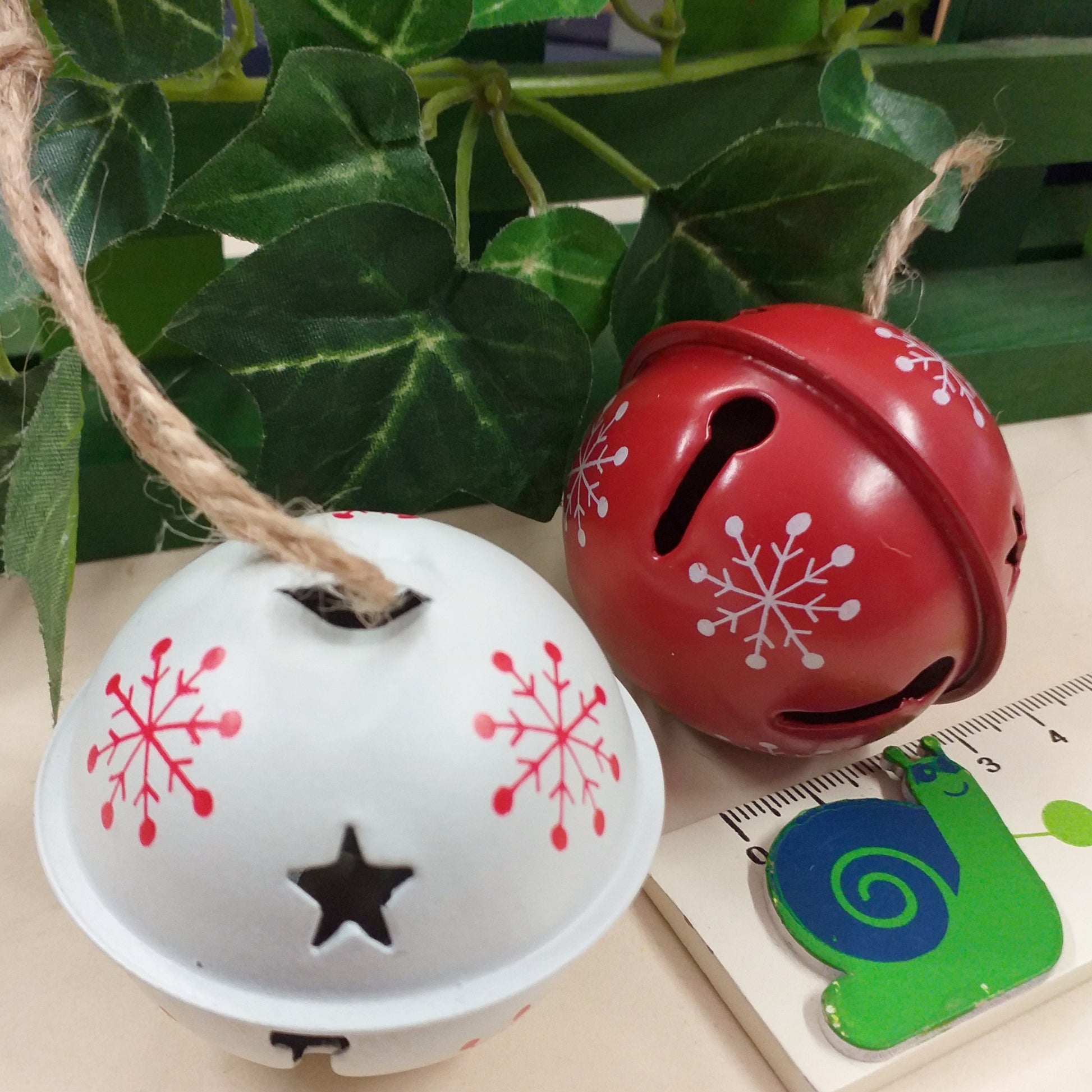 sonagli chiama angeli campanellini natalizi metallo bianco rosso tintinnanti per addobbi decorazioni natalizie colorati albero Natale packaging confezionamento pacchi regalo