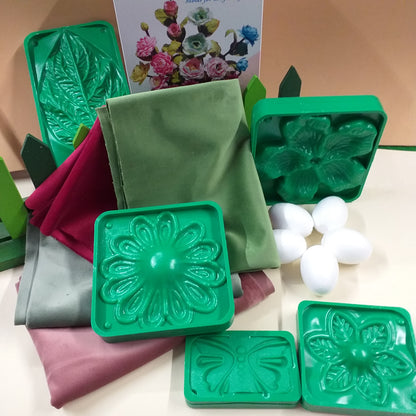 colori Natale stampi fiori rose Silvestre Thikas Renkalik tecnica termomodellismo fommy gomma crepla tessuto velluto termoformabile termico kit con stoffa ovetti polistirolo formine stampini gerbere margherite magnolie rose foglie farfalle fior di pesco dalia