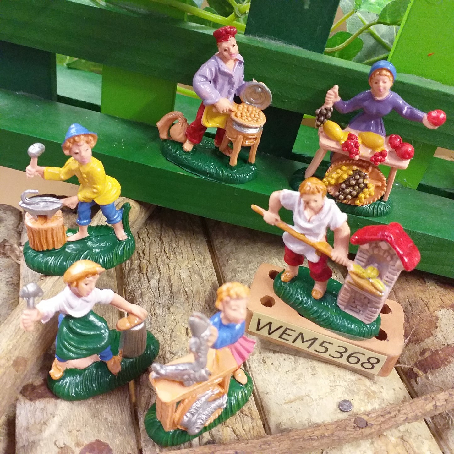 panettiere fruttivendolo fabbro pescivendola ciabattino mini statuine 3-4 cm presepe natale plastica simil-legno miniature piccole figuranti statuette pastori contadini mercanti artigiani popolani uso allestimento vetrinistica