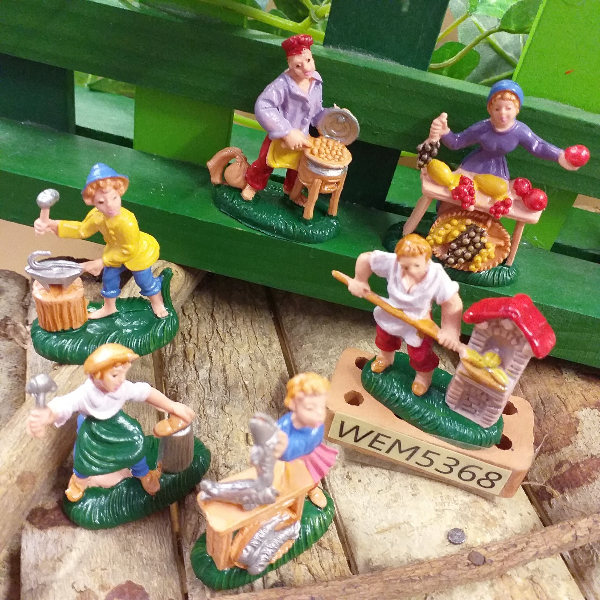 panettiere fruttivendolo fabbro pescivendola ciabattino mini statuine 3-4 cm presepe natale plastica simil-legno miniature piccole figuranti statuette pastori contadini mercanti artigiani popolani uso allestimento vetrinistica