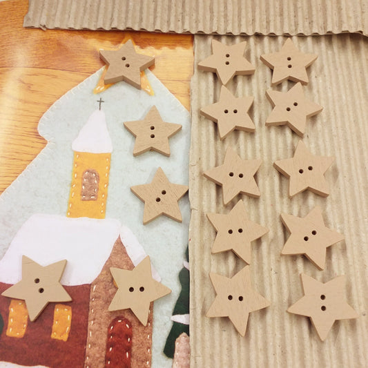 stelline bottoni legno naturale 25 mm decorativi per hobbistica creativa cucito abbigliamento moda creare abiti vestitini bambole pupazzi gnomi folletti elfetti natalizi lavoretti bambini idea fuoriporta pannolenci feltro chiesetta albero Natale