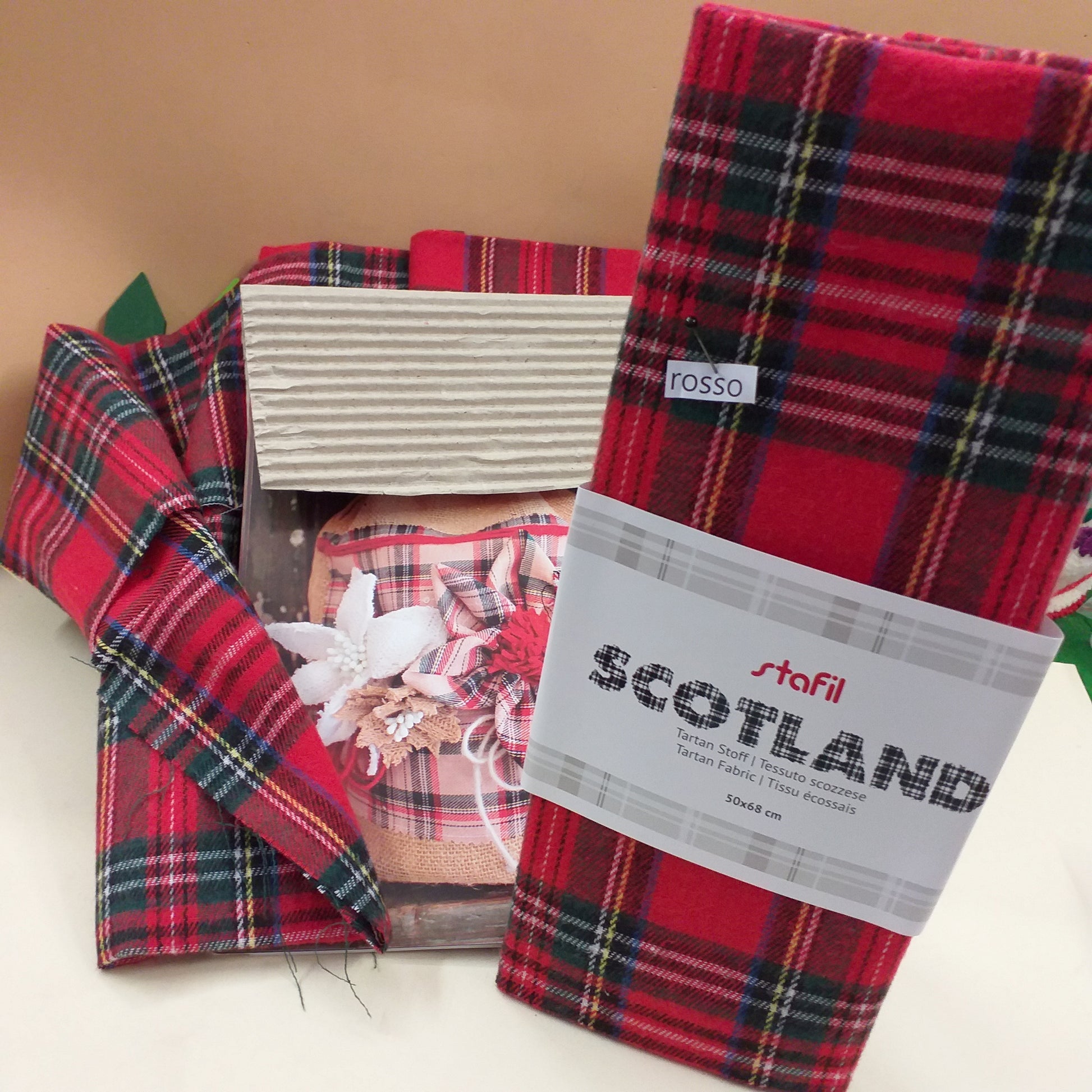 rosso panno tessuto scozzese lana sintetica stoffa tartan Scotland Stafil a quadretti per sacco juta decorato portapanettone packaging Natale addobbi decorazioni fai da te hobbistica cucito creativo