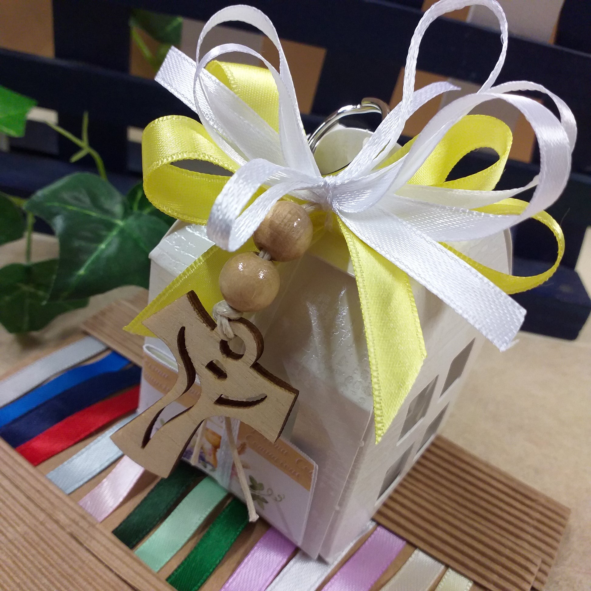 Scelta colori idea bianco e giallo bomboniera Comunione Cresima portachiavi Croce legno Tau francescana cordino perline confezionata confetti lanterna cartoncino scatolina bigliettino personalizzato Santo Giorno con simboli