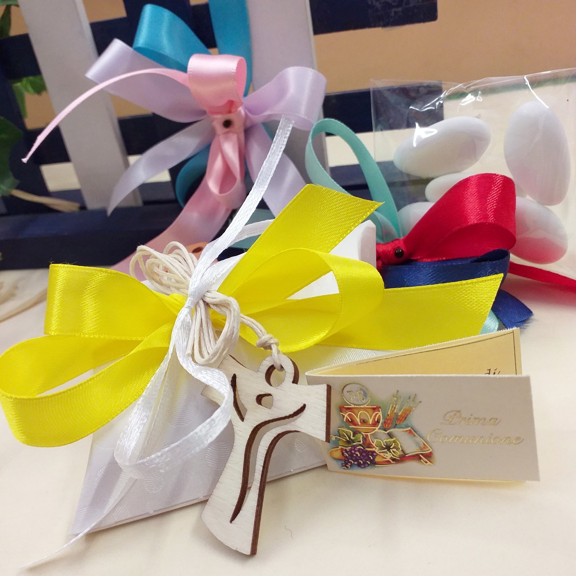 Tau Croce legno ciondolo collana cordoncino bomboniera Comunione Cresima confezionata confetti bustina bianca bigliettino nastro coccarda colori da scegliere per nastrini coccarda