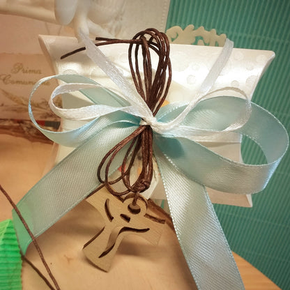 Tau Croce legno ciondolo collana cordoncino marrone bomboniera Comunione Cresima confezionata confetti bustina bianca  bigliettino nastro coccarda celeste