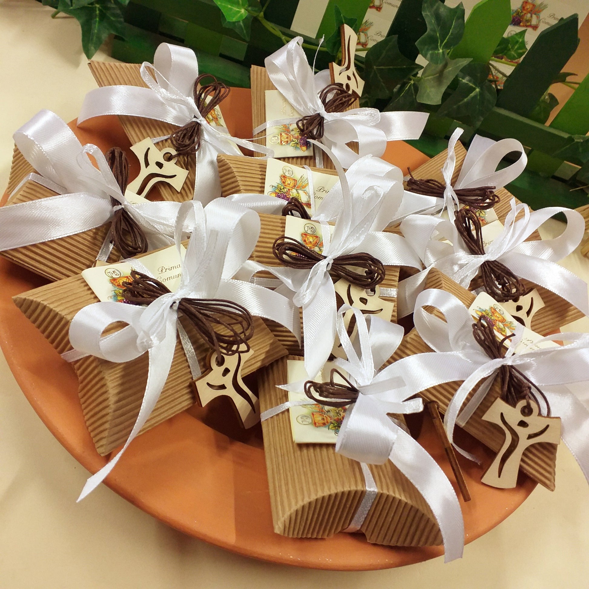 torta scenografica di confetti con Tau Croce legno ciondolo collana cordoncino marrone bomboniera Prima Comunione Cresima da confezionare con bustina cannetè onda avana beige bigliettino