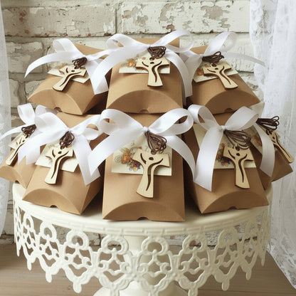 torta scenografica di confetti con Tau Croce legno ciondolo collana cordoncino marrone bomboniera Prima Comunione Cresima da confezionare con bustina cannetè onda avana beige bigliettino