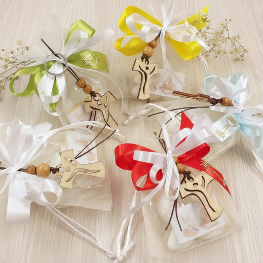 bomboniere con confettata colori misti sacchetti comunione cresima nastro bambino ragazzo bambina femminuccia con portachiavi Croce francescana Tau legno naturale confezionati confetti bigliettino simboli Santo Giorno icona sacra religiosa