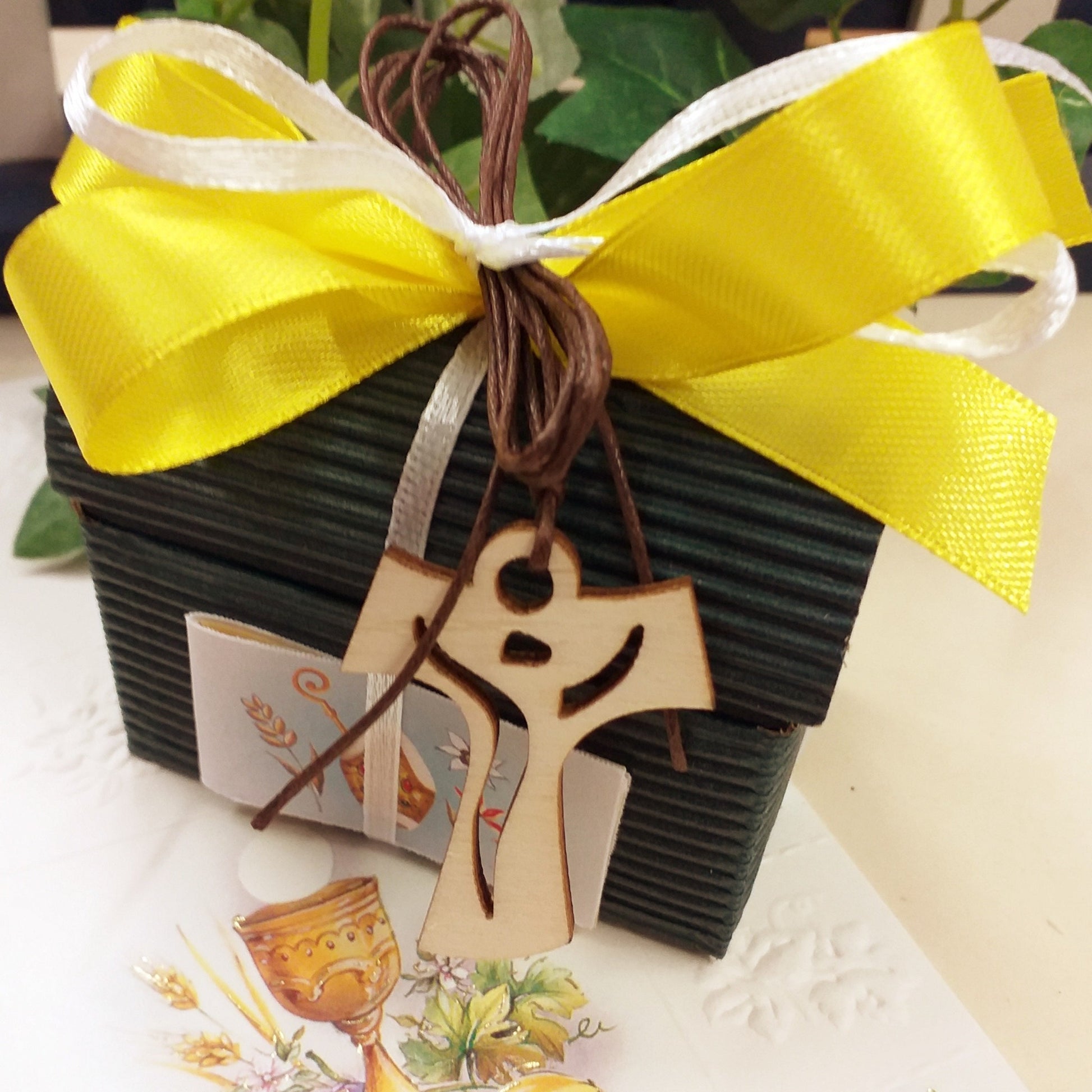 bomboniera scatolina scrigno cofanetto confezionata confetti con Tau Croce legno ciondolo collana cordoncino marrone Prima Comunione Cresima cartoncino cannetè onda avana blu bigliettino