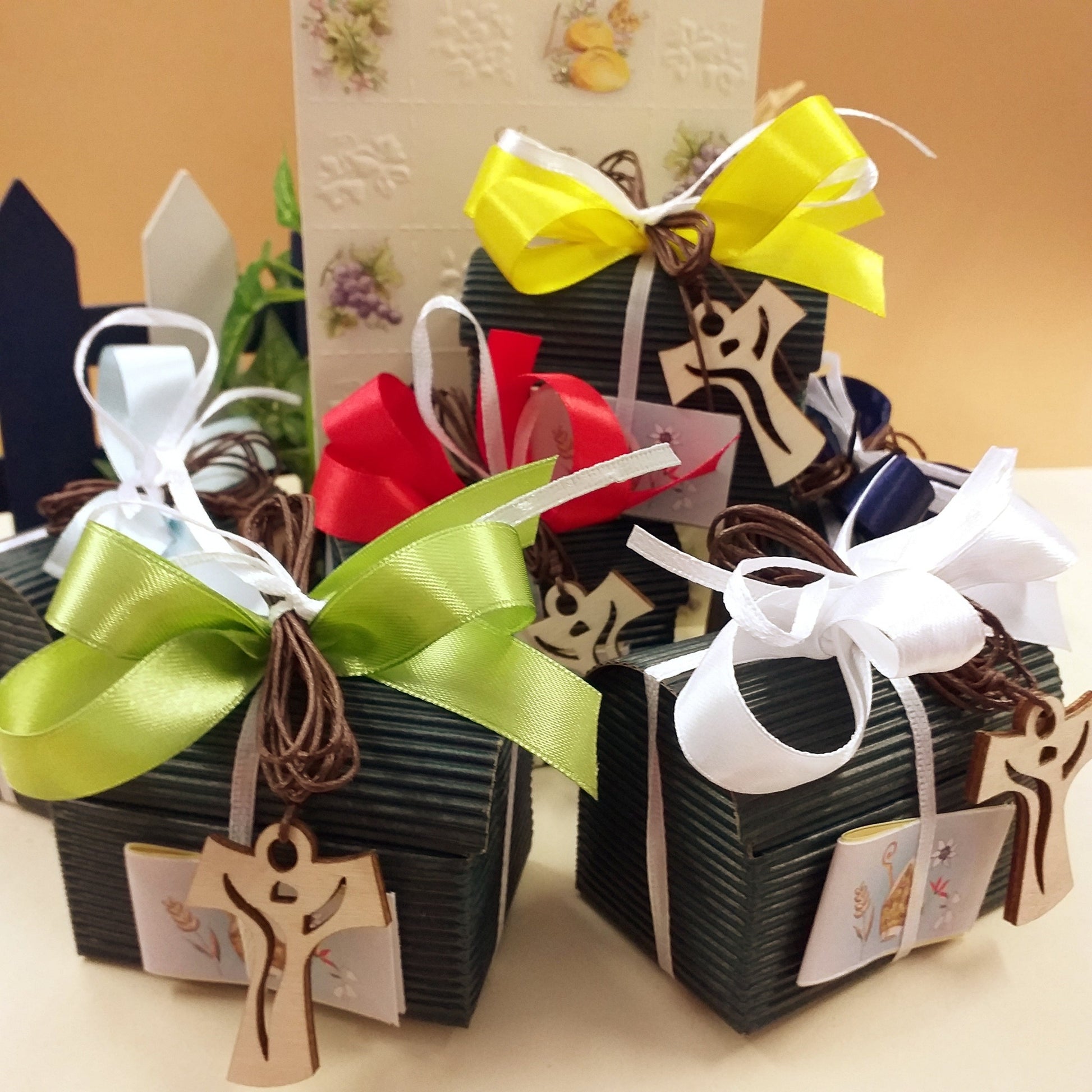 torta scenografica di confetti con Tau Croce legno ciondolo collana cordoncino marrone bomboniera Prima Comunione Cresima scatoline cofanetti scrigno cannetè onda avana blu bigliettino