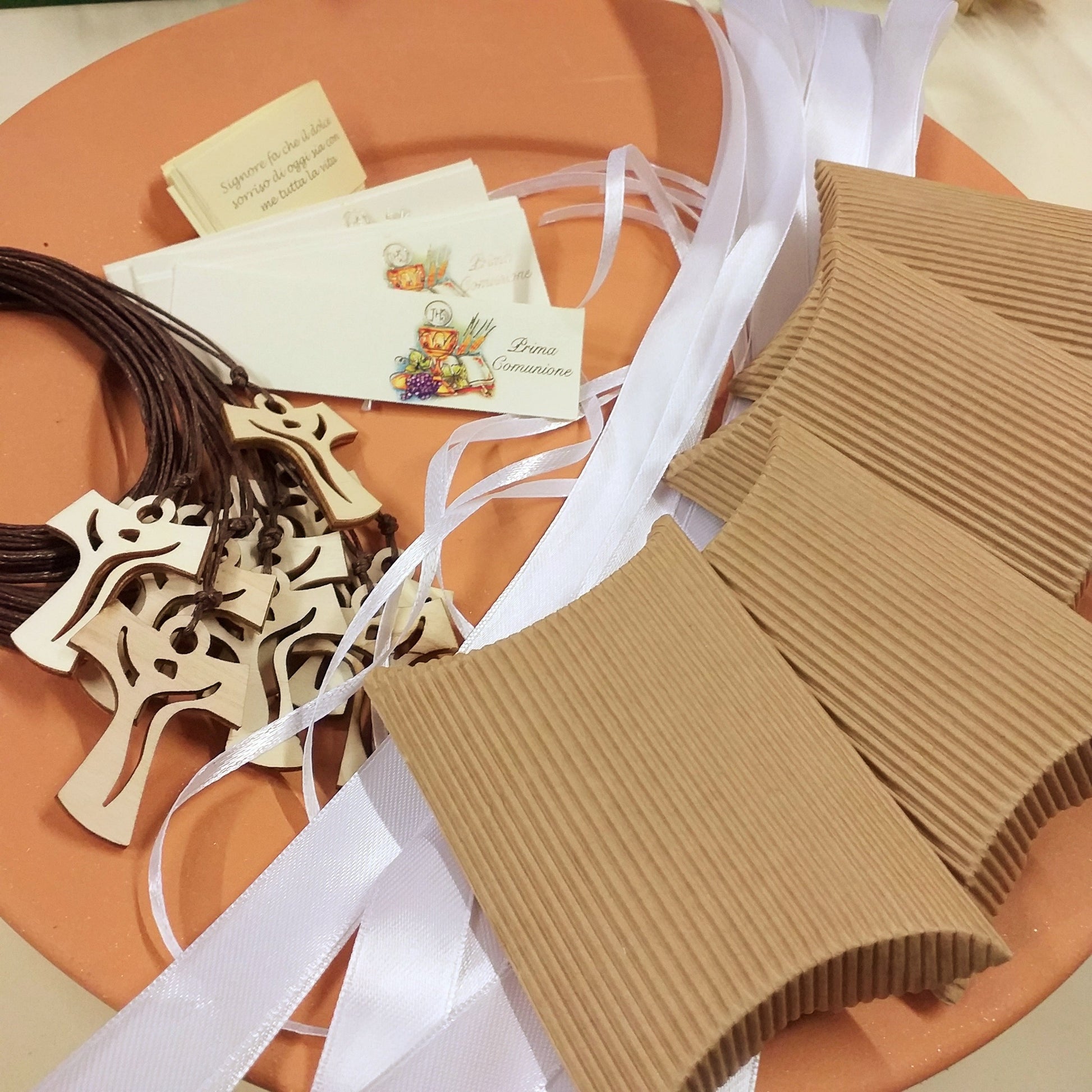 fai da te torta scenografica di confetti con Tau Croce legno ciondolo collana cordoncino marrone bomboniera Prima Comunione Cresima da confezionare con bustina cannetè onda avana beige bigliettino