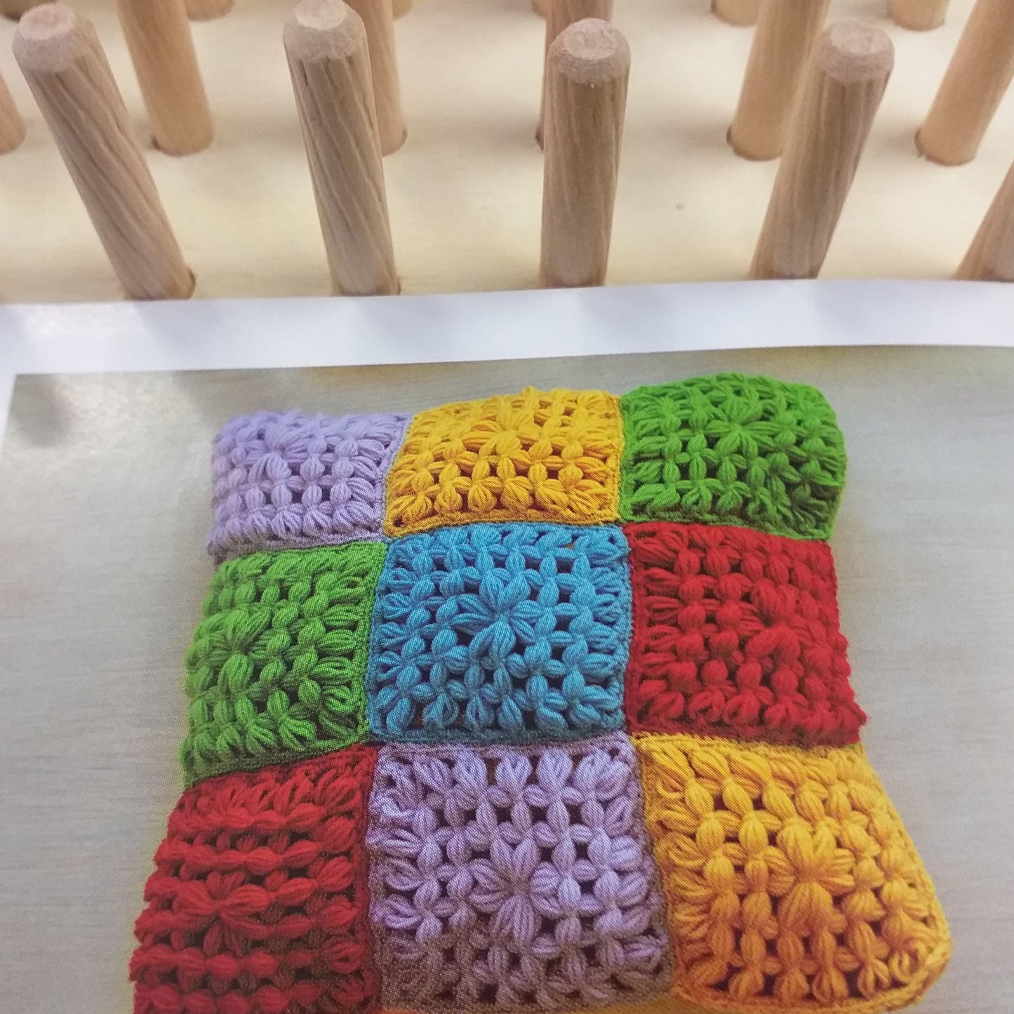 cuscino di lana colorato da realizzare con schemi weaving pin wooden loom Stafil telaio legno di tessitura con spine bastoncini perni cosa realizzare con filo cotone rafia mattonelle granny di filato rafia con ago plastica curvo