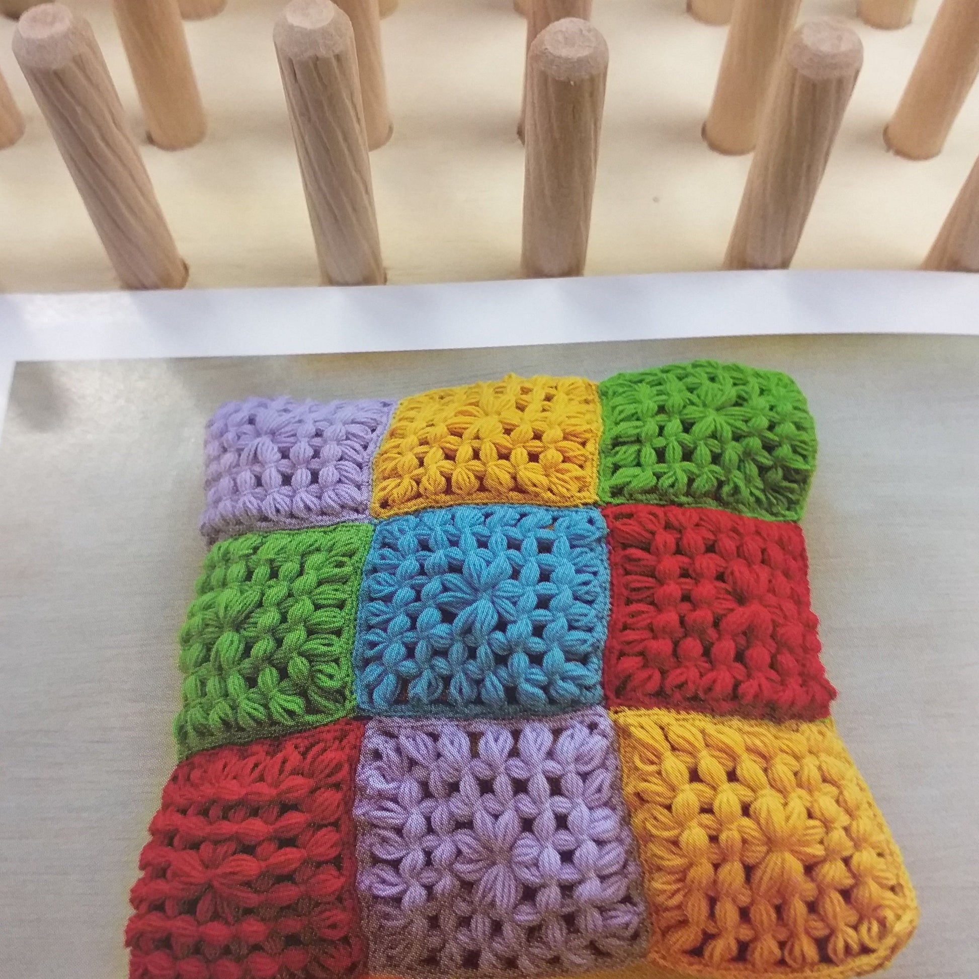 cuscino di lana colorato da realizzare con schemi weaving pin wooden loom Stafil telaio legno di tessitura con spine bastoncini perni cosa realizzare con filo cotone rafia mattonelle granny di filato rafia con ago plastica curvo