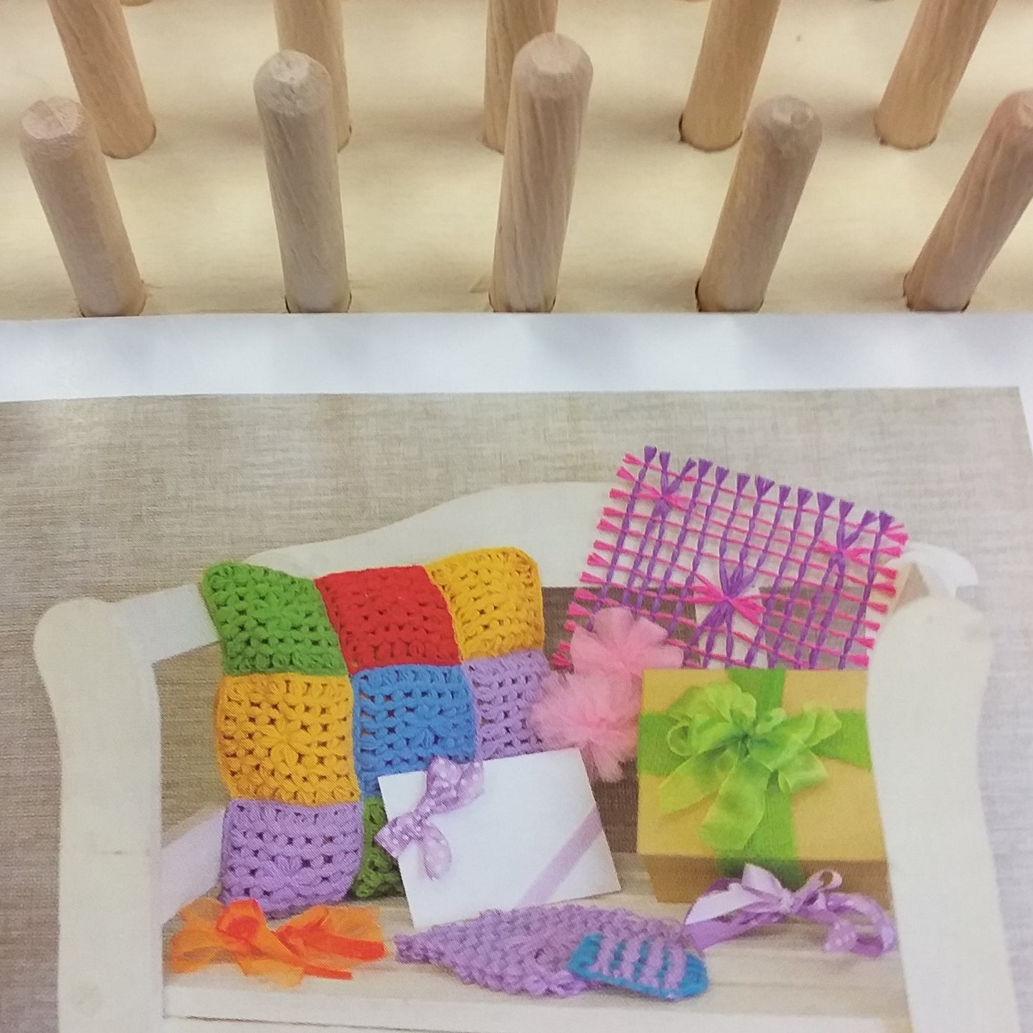 idee fai da te cuscini scatole disegni schemi weaving pin wooden loom Stafil telaio legno di tessitura con spine bastoncini perni cosa realizzare con filo cotone rafia mattonelle granny di filato rafia con ago plastica curvo