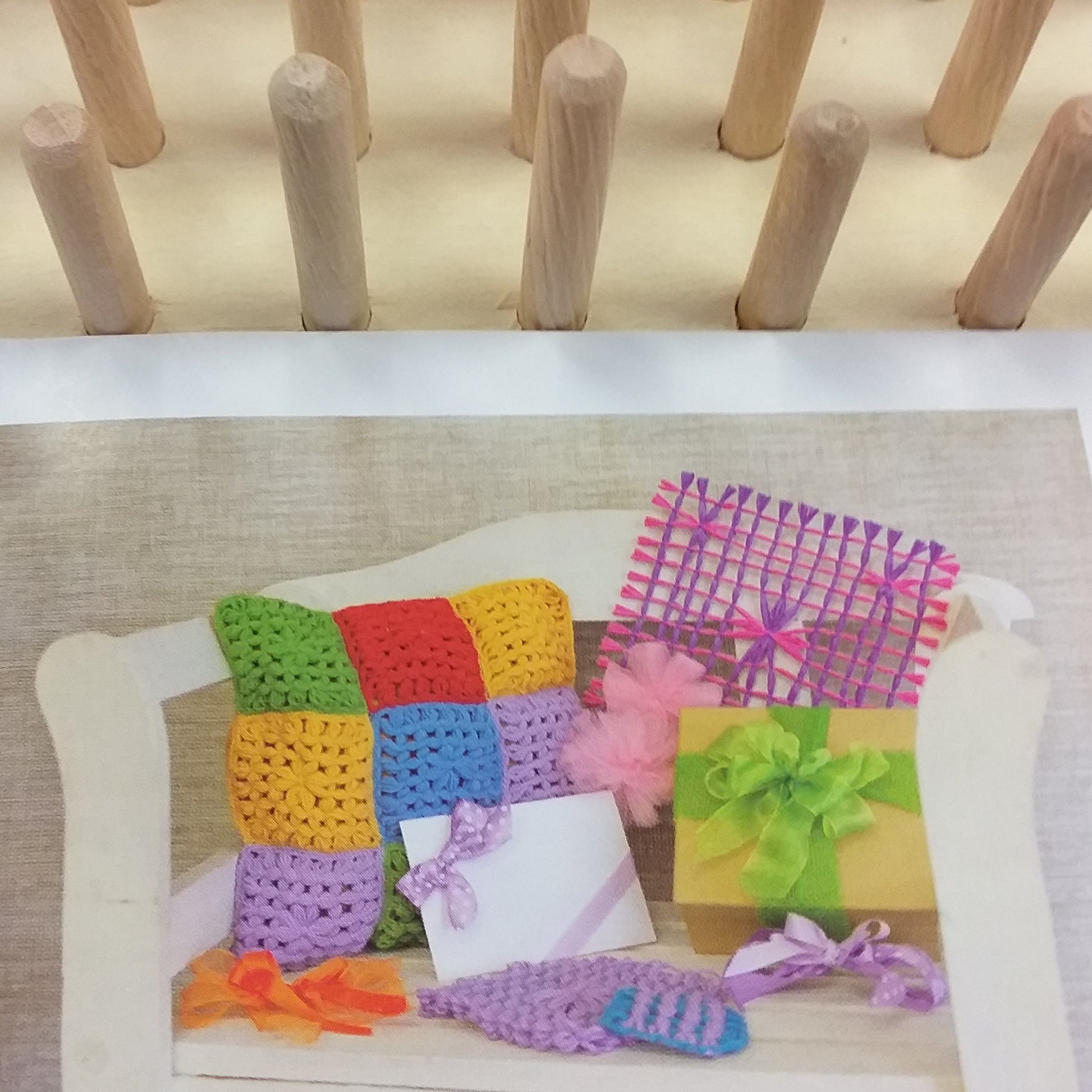idee fai da te cuscini scatole disegni schemi weaving pin wooden loom Stafil telaio legno di tessitura con spine bastoncini perni cosa realizzare con filo cotone rafia mattonelle granny di filato rafia con ago plastica curvo