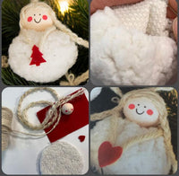 Idea creare bambola Natale angioletto per albero natalizio con corda juta faccina disegnata feltro rosso tessuto peluche effetto pelliccia sintetica agnellino bianco stoffa hobby creativi e cucito