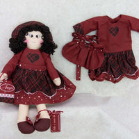 idea fai da te Bamboliamo Doll Angie Stafil rosso bordeaux con tessuto cartamodelli stampati disegnati per bambole di stoffa pezza cucito creativo pigotta artigianale fatta a mano