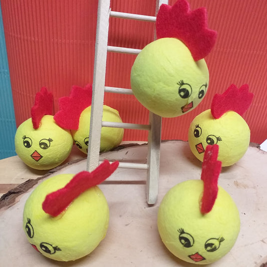 fai da te decorazioni addobbi pasqua con testa pulcino faccina disegnata colorata scaletta miniatura tronco legno corteccia