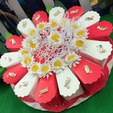 scatoline fette di torta bianca rossa bomboniere confezionate confetti 15 portaconfetti con margherite simboli Santa Cresima Mitria su vassoio composizione artigianale