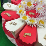 scatoline fette di torta bianca rossa bomboniere confezionate confetti 15 portaconfetti con margherite simboli Santa Cresima Mitria su vassoio