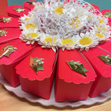 centrotorta di bomboniere confezionate 15 scatoline a fetta rosse per laurea con confetti margherite simboli cappello