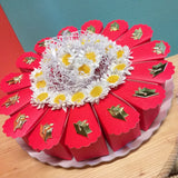 torta rossa bomboniere confezionate confetti 15 scatoline a fetta con margherite simboli cappello di laurea su vassoio