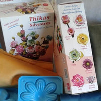 scatola con modelli fiori thikas stampi renkalik velluto e fommy silvestre per gerbere, magnolie, rose, foglie e farfalle
